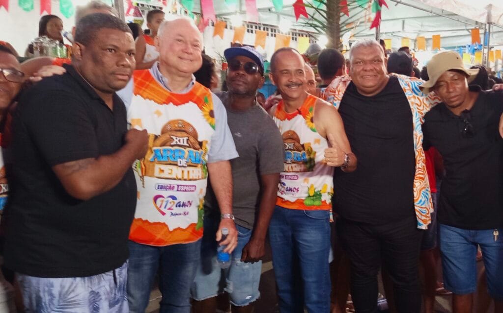 O deputado federal Paulo Azi e o ex-prefeito de Camaçari, Elinaldo Araújo, estiveram presentes ao lado do vereador Fábio das Virgens.