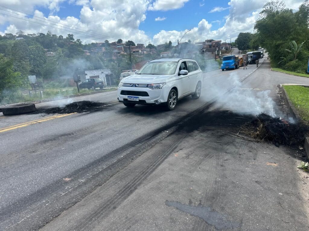 Manifestação na BA-093: Moradores Reivindicam Justiça para Jovem Condenado.