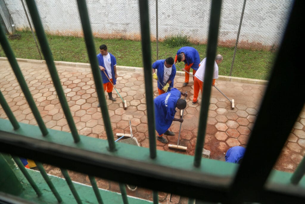 Tarcísio propõe uso de detentos no reparo de danos causados por tempestade em SP.