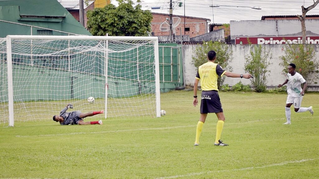 Pojuca venceu Alagoinhas por 2 a 1 no Campeonato Intermunicipal 2025, garantindo classificação antecipada para a próxima fase. Gibson marcou os dois gols da equipe, enquanto Bruninho, de Alagoinhas, fez um gol mas foi expulso. Com 10 pontos, Pojuca enfrentará Simões Filho na próxima rodada. O técnico Ronaldinho destacou a evolução da equipe e a confiança para as próximas fases.