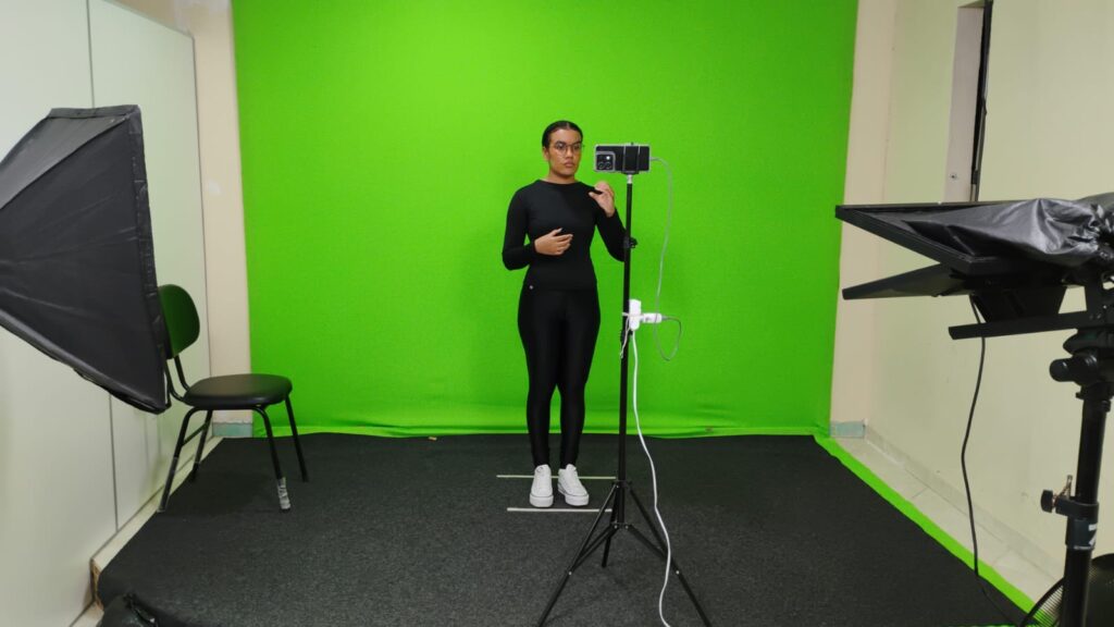 Câmara de Pojuca garante acessibilidade com intérpretes de Libras e amplia transmissões pelo rádio.