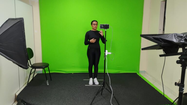 Câmara de Pojuca garante acessibilidade com intérpretes de Libras e amplia transmissões pelo rádio.