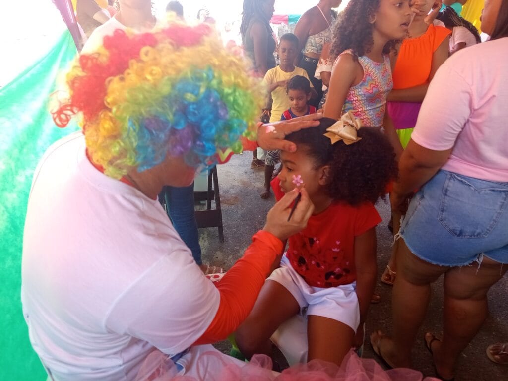 Um dia de alegria e sorrisos: crianças da Liberdade em Pojuca celebram com festa e esperança.