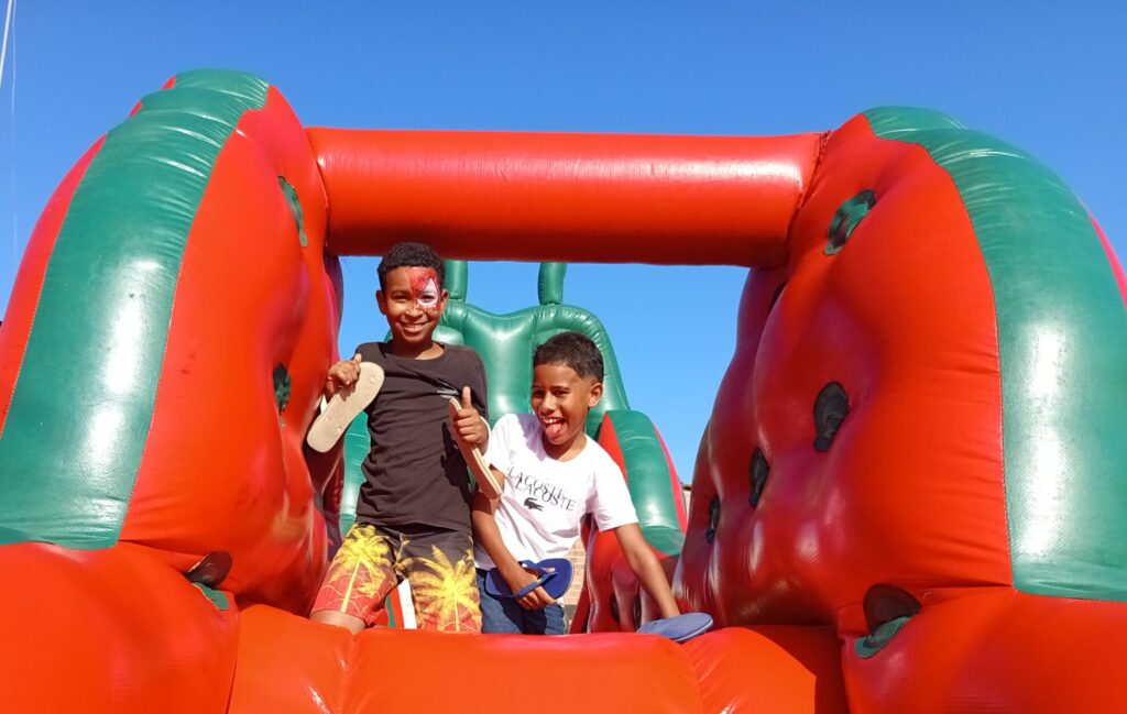 Um dia de alegria e sorrisos: crianças da Liberdade em Pojuca celebram com festa e esperança.
