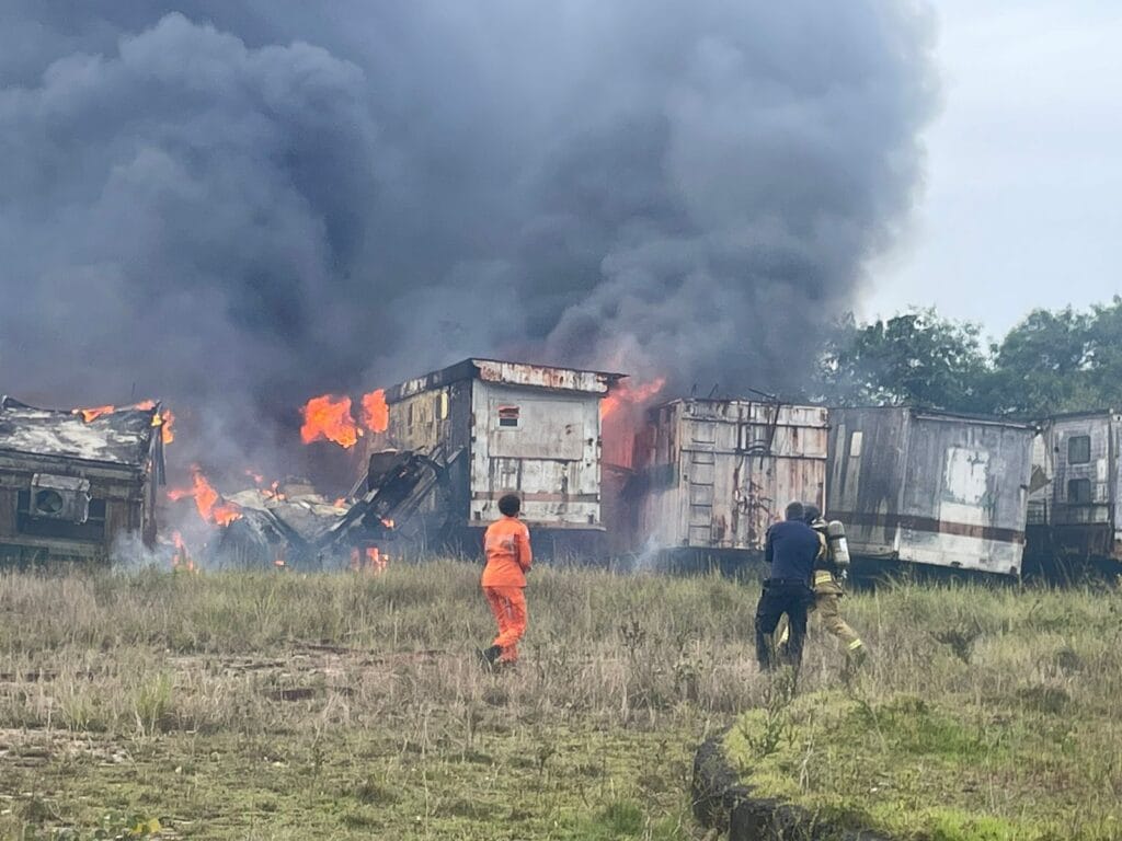 Incêndio de grande proporções atinge área em Pojuca.