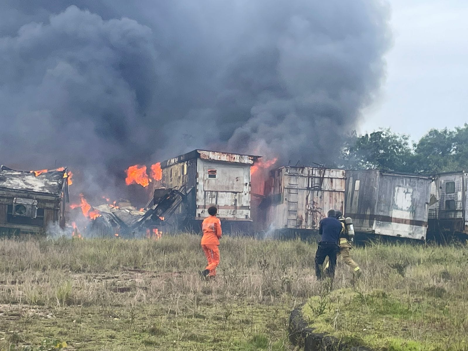 Incêndio de grande proporções atinge área em Pojuca.