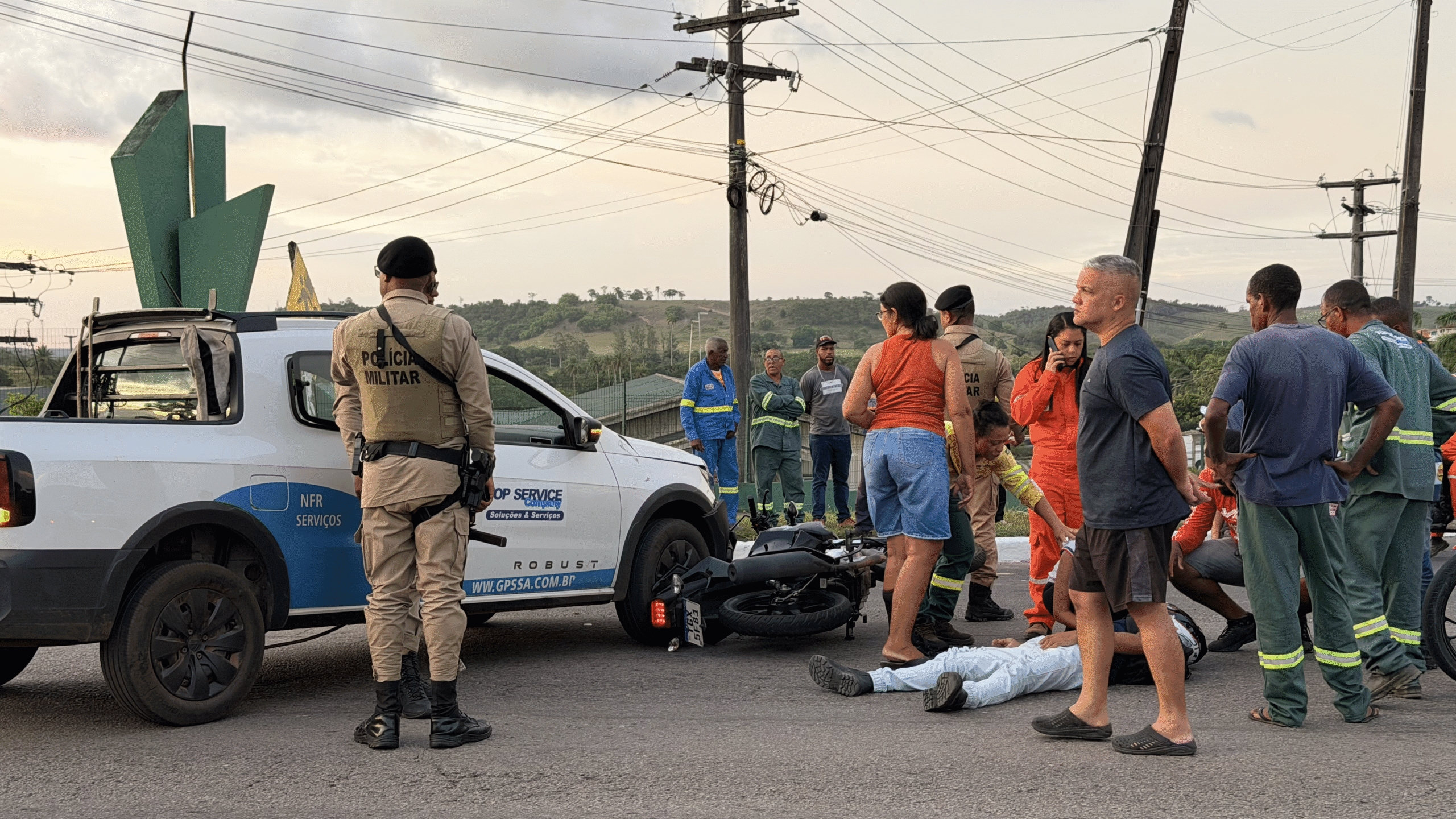 Acidente entre carro e moto deixa motociclista ferido na BR-420, em Pojuca
