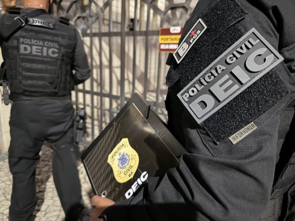 Ação cumpre mandados em seis cidades e investiga rede clandestina de venda de substâncias utilizadas para emagrecimento sem controle sanitário.